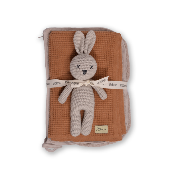 طقم هدايا - بطانية، حقيبة أدوات العناية الشخصية، و دمية - بيج | بابو